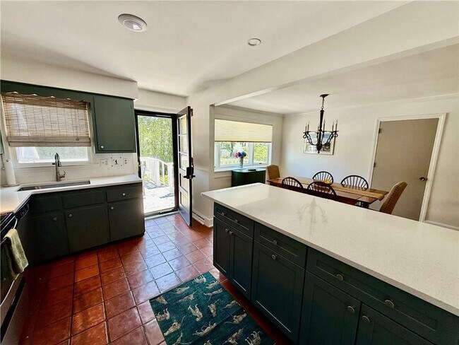 Foto del edificio - 8 McCormick Rd