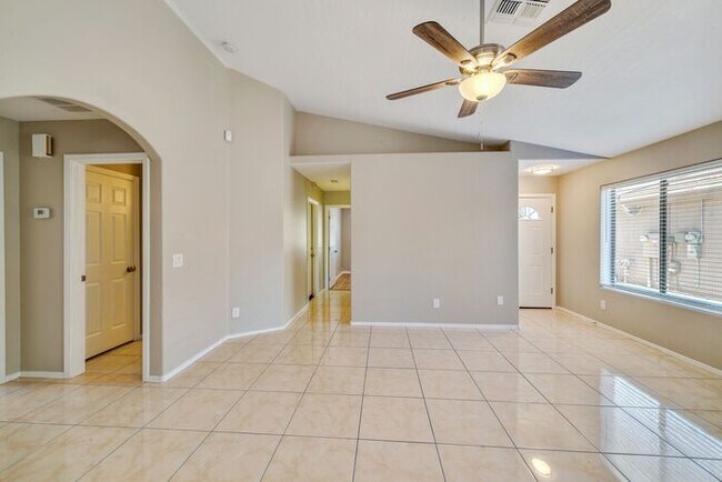 Foto del edificio - NOW AVAILABLE! - 5931 N 68th Ave, Glendale...