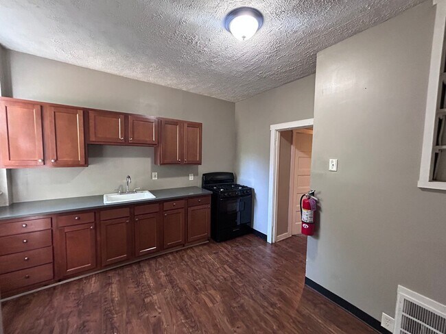 Building Photo - 5 Bedroom 1.5 Bath Home| Brighton Heights ...