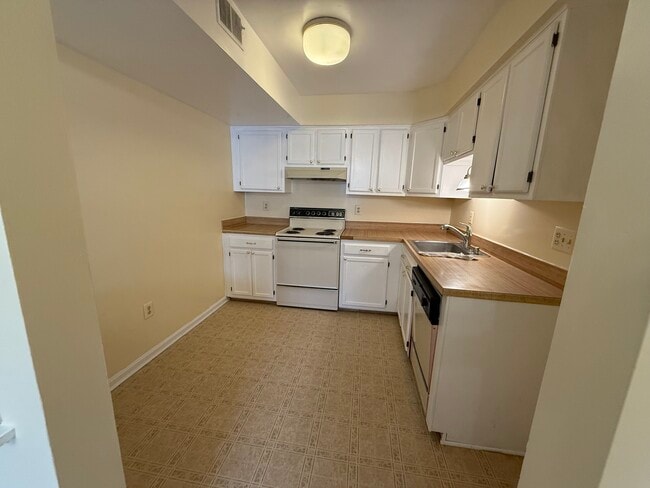 Building Photo - 1405 Key Pkwy