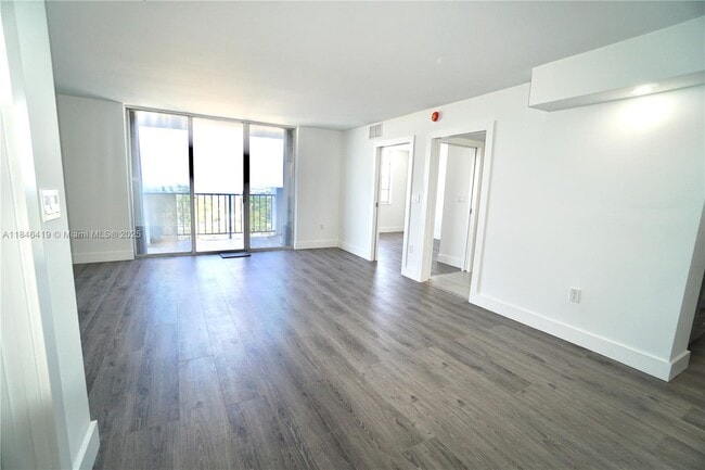Foto del edificio - 2750 NE 183rd St
