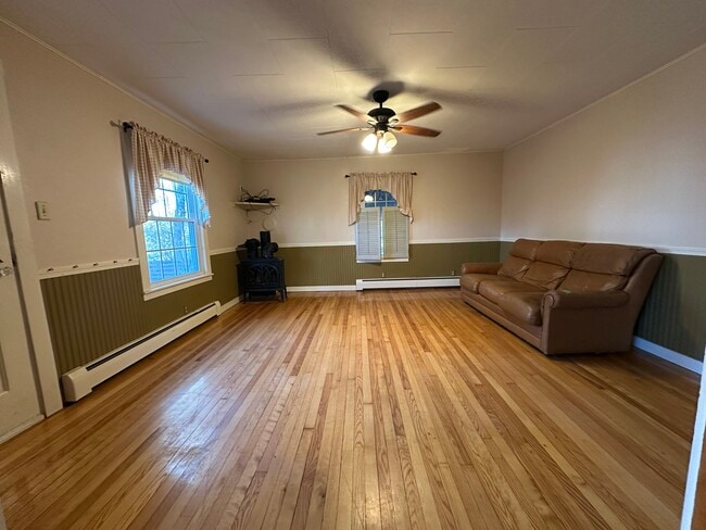 Building Photo - 4 Maple Ave