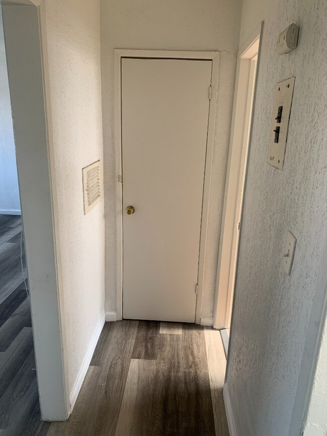 Building Photo - APARTMENT WITH NEW VINYL FLOORS