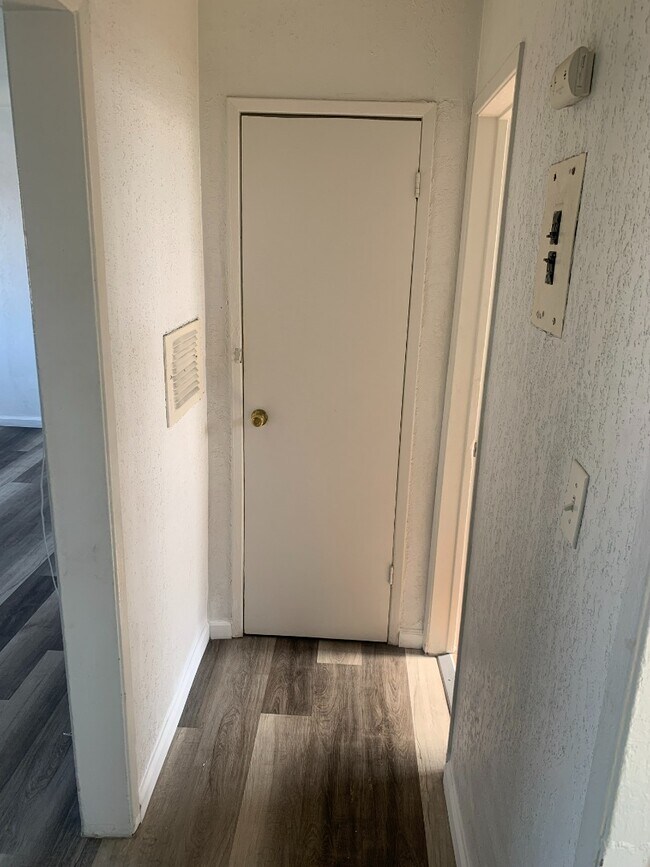 Foto del edificio - APARTMENT WITH NEW VINYL FLOORS