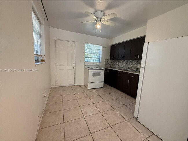 Foto del edificio - 30 NW 71st St