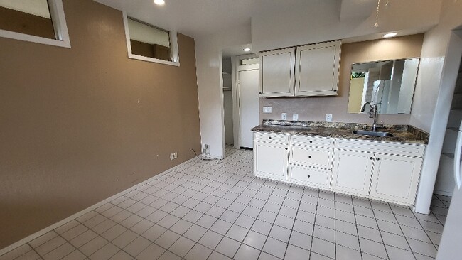 Building Photo - 77-116-116 La'aloa Ave