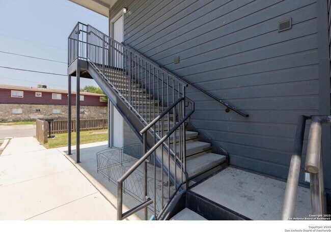 Foto del edificio - 8111 Landing Ave