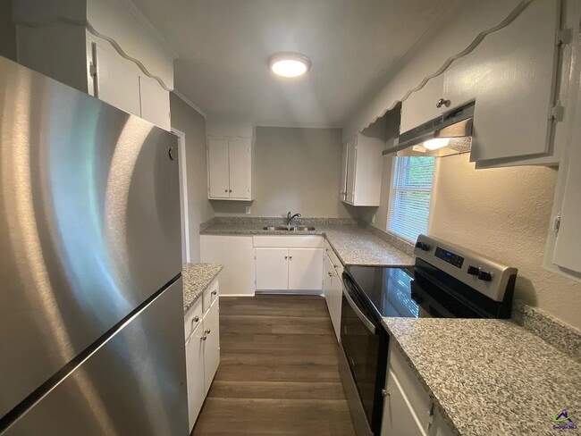 Building Photo - 827 Oak Ridge Dr