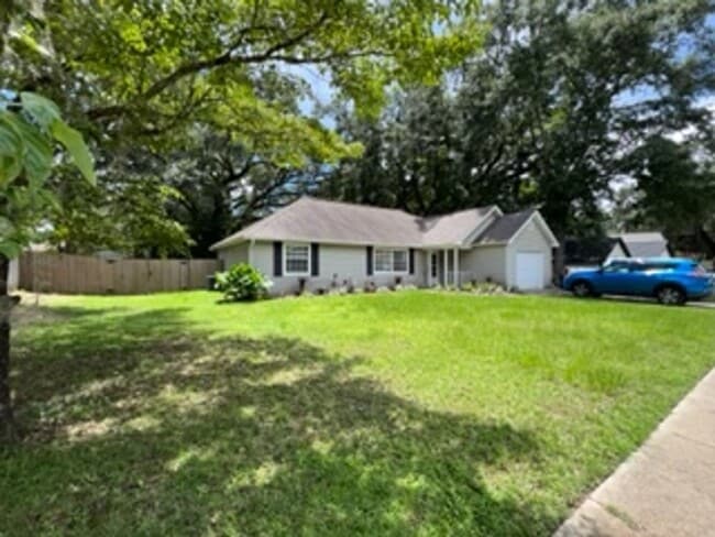 Building Photo - 3 bed 2 bath house, 1-car garage and fenced-in yard! Available May 15