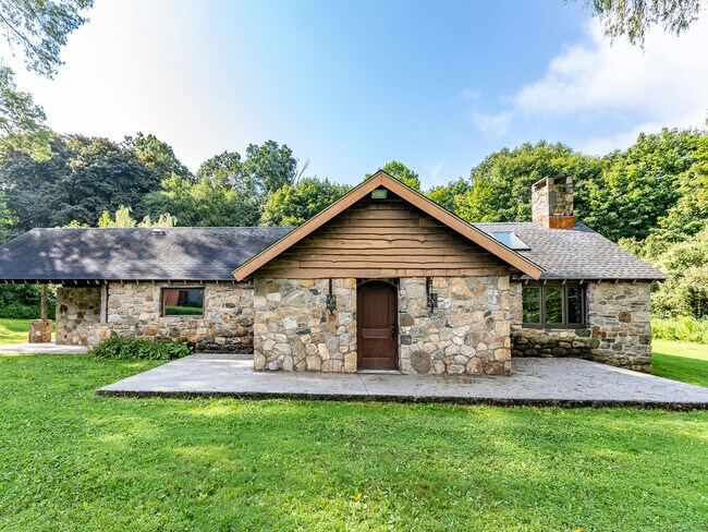 Building Photo - 100 Littlefield Rd