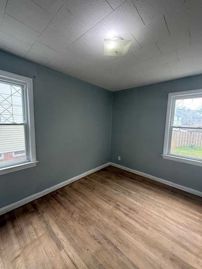 Building Photo - 4bd Single Maple Hts Water/Sewer Included