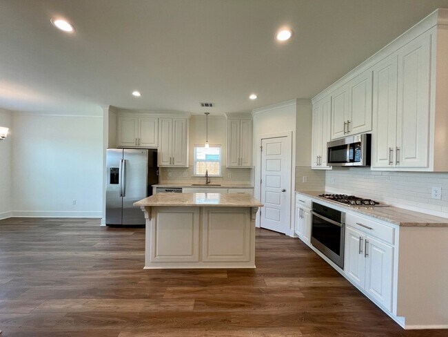 Foto del edificio - Beautiful 4 bedroom with Lake views. $500 off first month with 30 day move in**