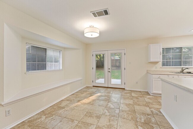 Foto del edificio - Stunning 3 bedrooms, 2 bathrooms home in R...