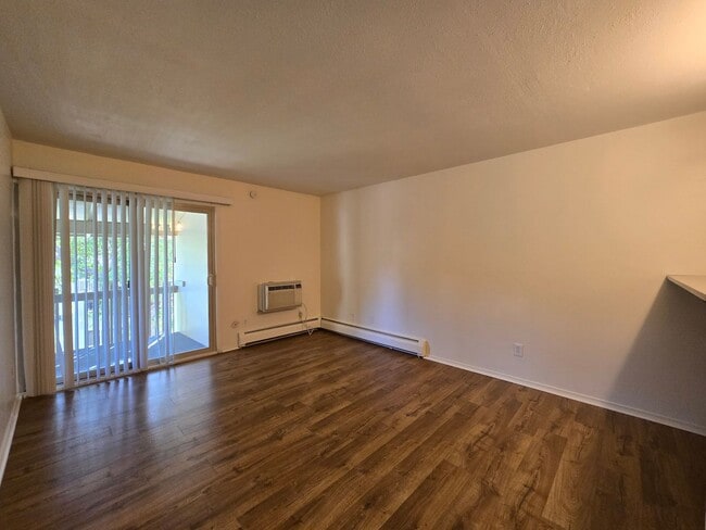 Building Photo - Beautifully Renovated Condo With Huge Balcony!