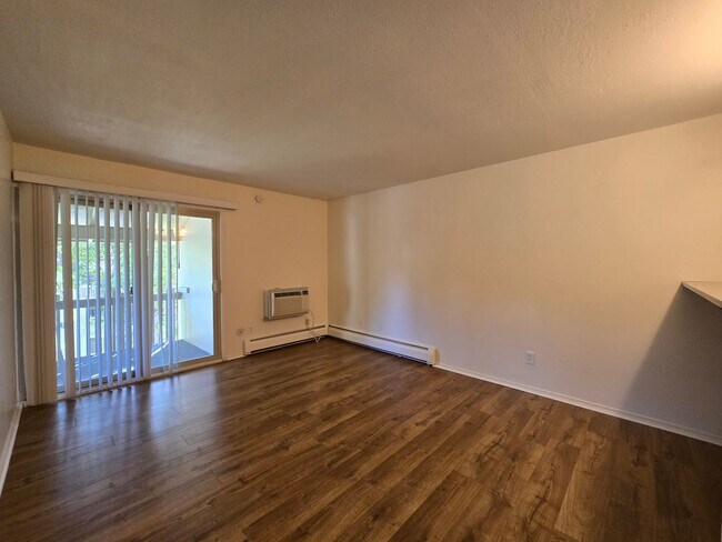 Foto del edificio - Beautifully Renovated Condo With Huge Balcony!