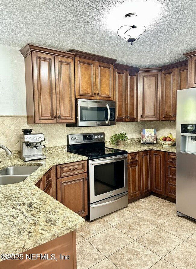 Foto del edificio - 3801 Crown Point Rd