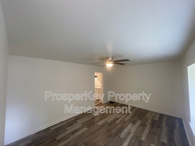 Foto del edificio - 246 Pinetree Cir