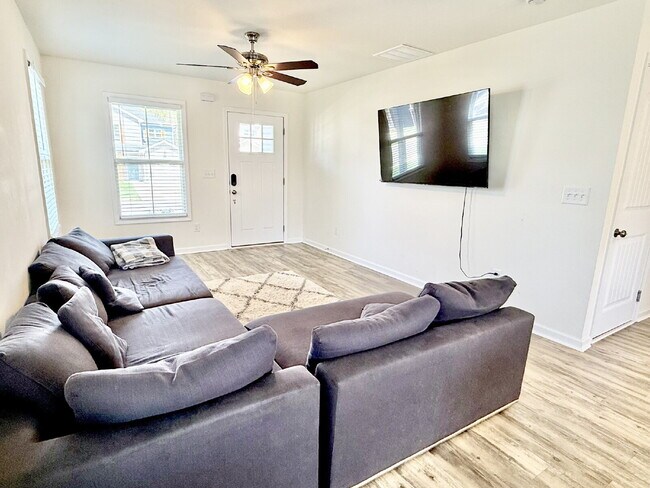Foto del edificio - 3 Bed, 2.5 Bath Home in Highly Desired Are...