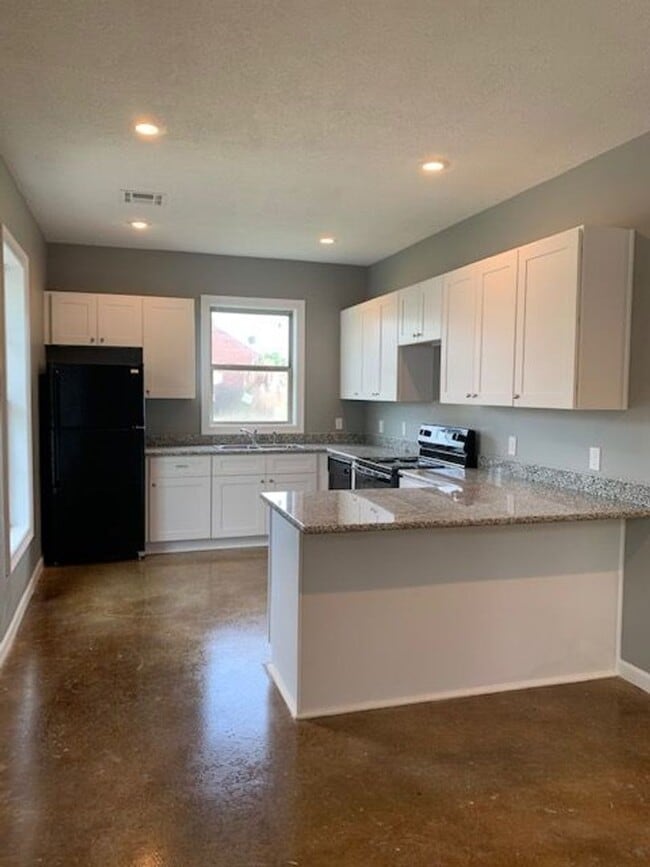Building Photo - 2 bedroom 1 bath apartment in quite complex