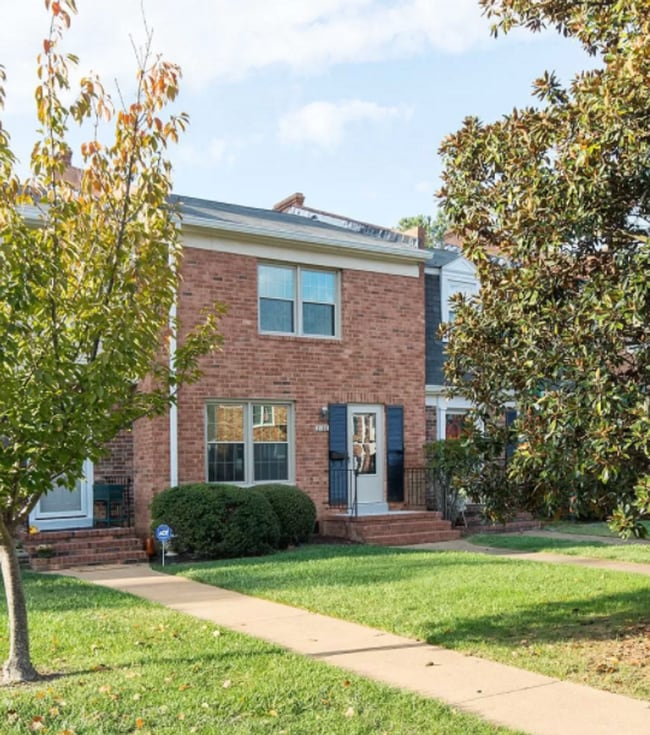 Building Photo - Townhome in the West End