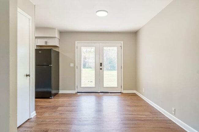 Building Photo - Charming 3-Bedroom 1.5 Bath Oasis in Bellevue