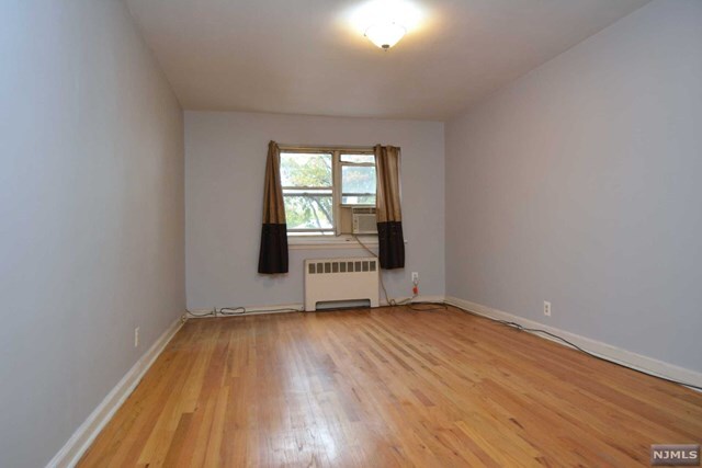 Building Photo - 1350 Queen Anne Rd