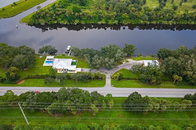 Building Photo - 12955 SW Kanner Hwy