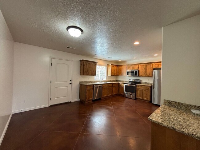 Foto del edificio - SPACIOUS TOWNHOME AVAILABLE FOR RENT