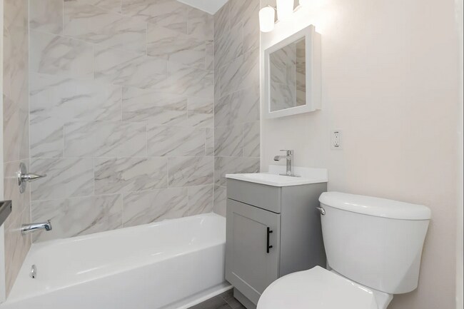 Foto del edificio - Fully Renovated 2-Bedroom Apartment in St. Petersburg – $1,795/month