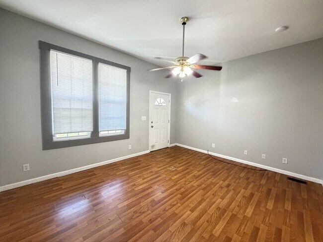 Foto del edificio - Beautiful Maintained 2 Bed and 1 Bath Shotgun House!