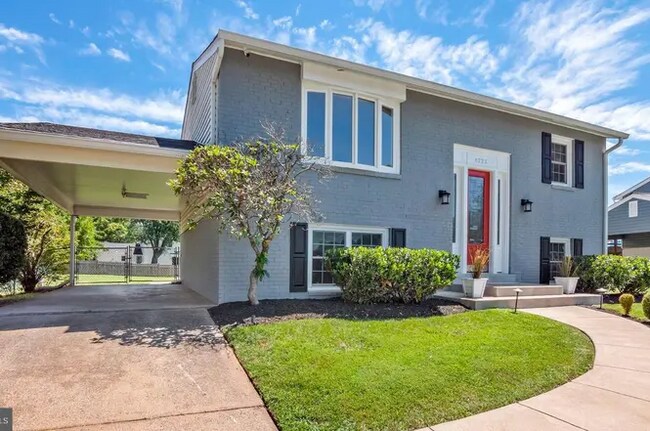 Foto del edificio - 4223 Lees Corner Rd