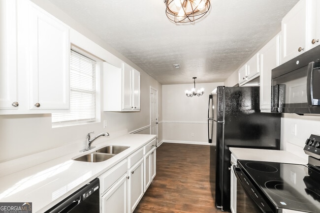 Foto del edificio - 9430 Sleepy Hollow Ln