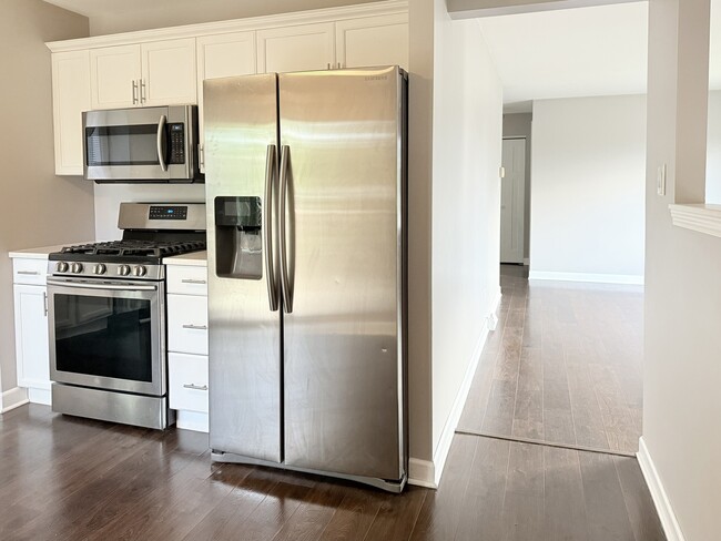 Building Photo - 8925 Golfview Dr