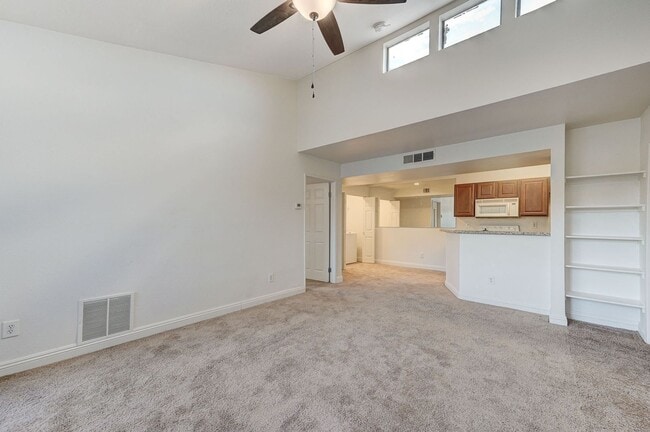 Building Photo - Charming 2 Bed 2 Bath!