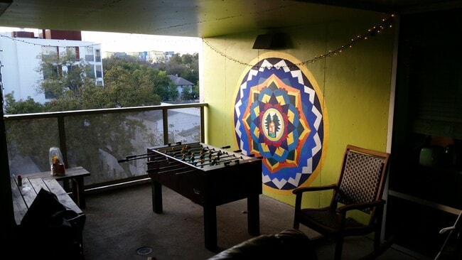 Breezeway/lounge - 1905 Nueces St