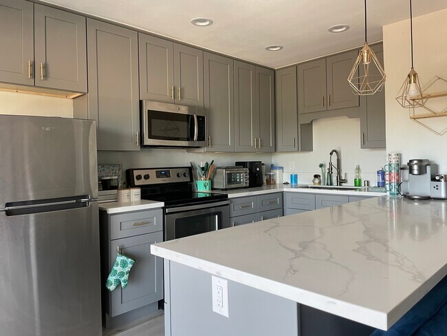 Foto del edificio - 7555 Linda Vista Rd