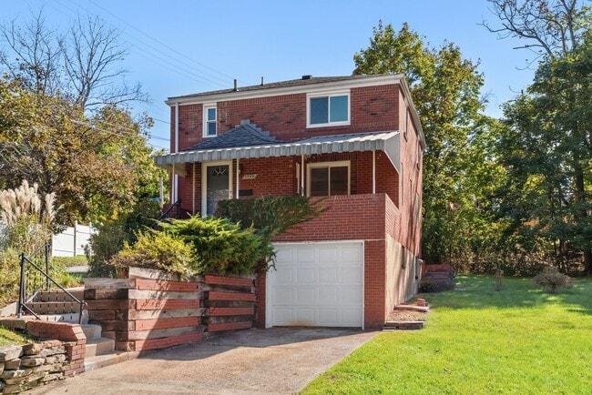 Building Photo - Newly Renovated 3Bd/1.5 Bath Home -- Avail...