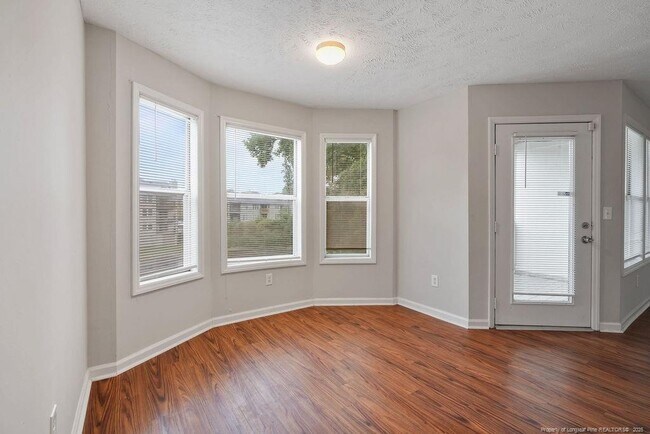 Foto del edificio - 6804 Willowbrook Dr