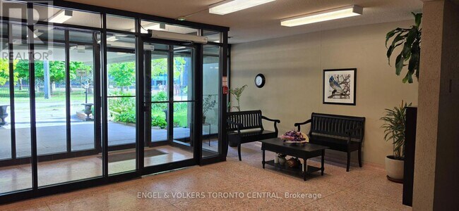 Photo du bâtiment - 70 Old Sheppard Ave
