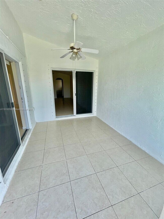 Foto del edificio - 12827 Hampton Lakes Cir