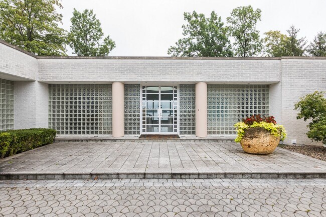 Building Photo - 9242 Diamond Pointe Dr