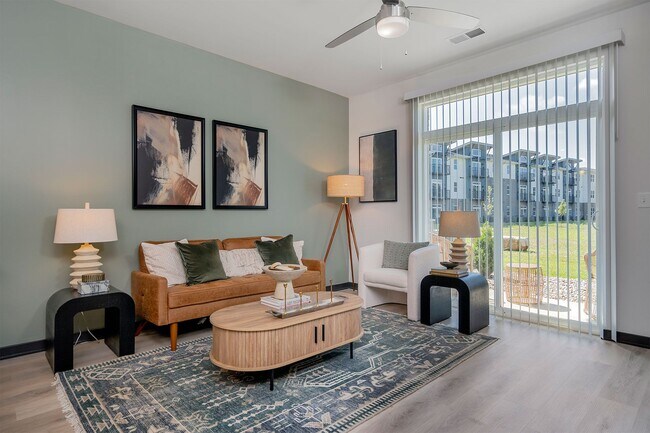 1 habitación, 1 baño - 741 pies cuadrados - Sala de estar y patio - The Flats of River Ridge