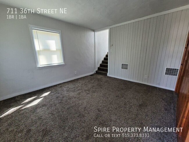 Building Photo - Super cute 1 bedroom house with large yard...
