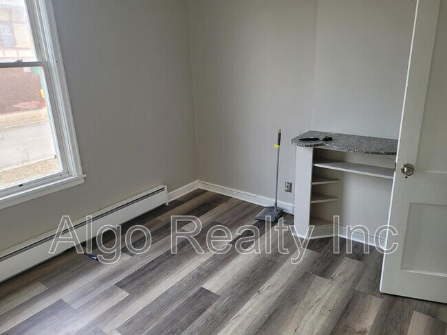 Foto del edificio - 133 Winifred St W