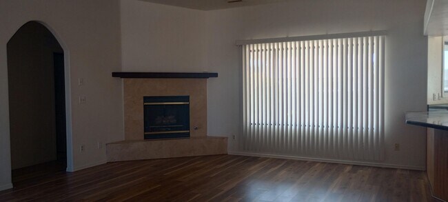 Foto del edificio - Charming Large 3 Bedroom 2 Bath 2 Car Gara...