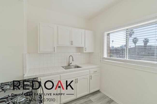 Building Photo - Welcoming Studio with Large Windows, Hardw...