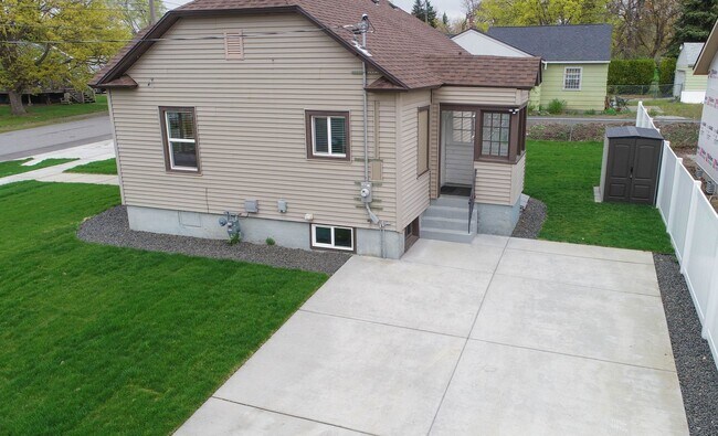 Foto del edificio - Fully updated 2 Bed 1 Bath Valley home.  H...