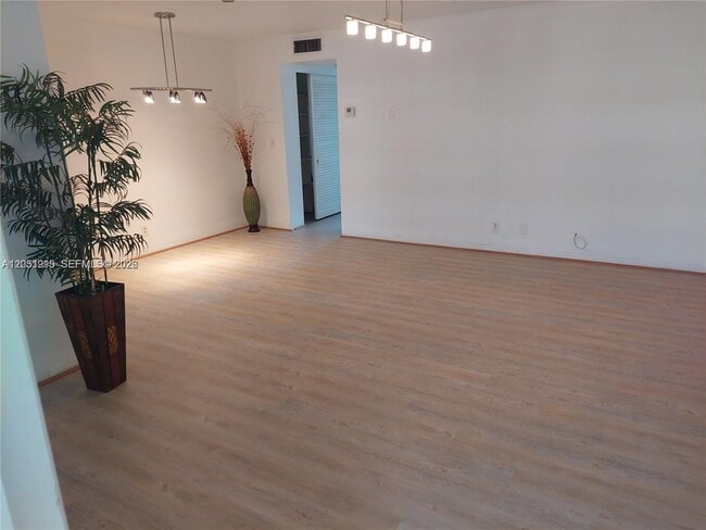 Building Photo - 180 12