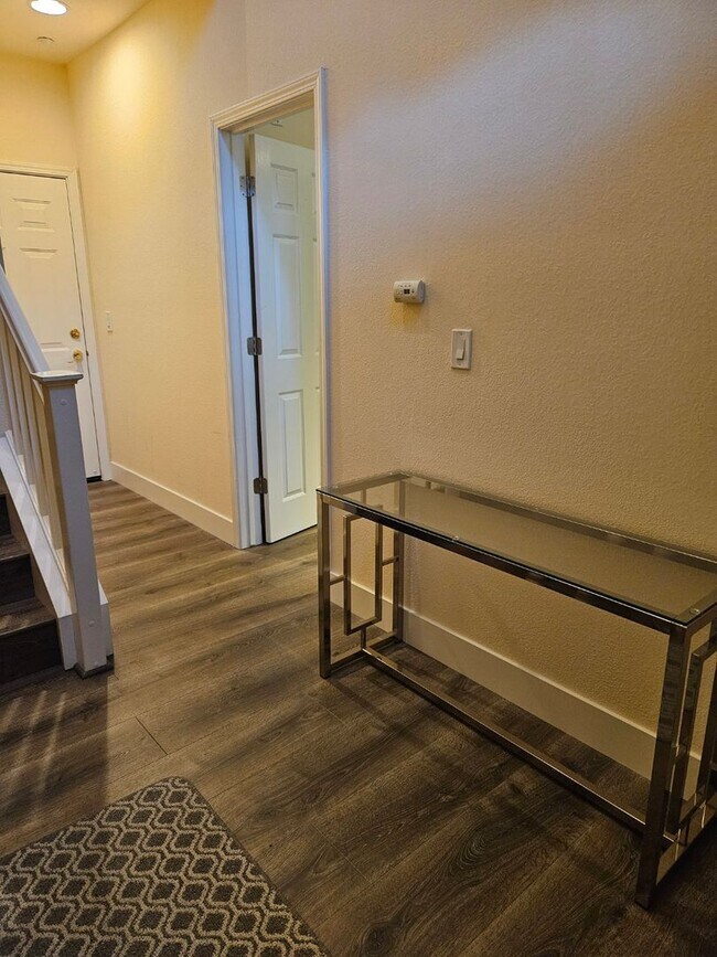 Building Photo - Charming 3 Bedroom 3 Bath in Hayward