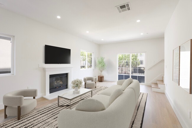 Building Photo - 1325 North Poinsettia Pl
